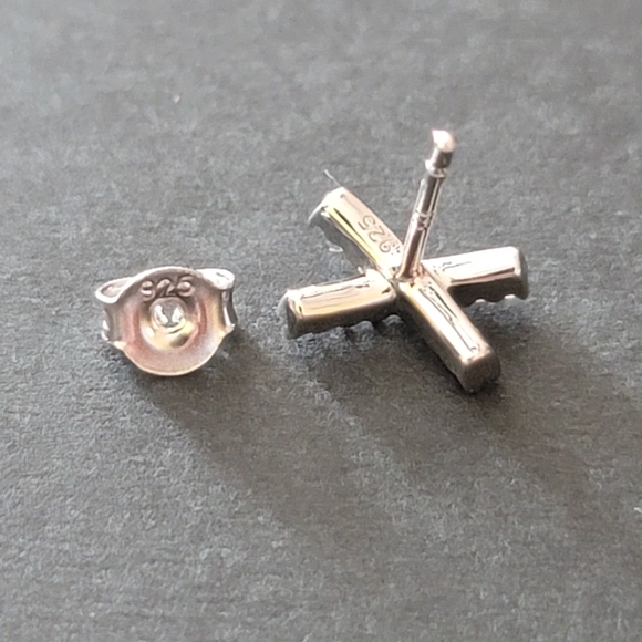 925 Sterling Silver Trendy X Earrings - Picture 2 of 6